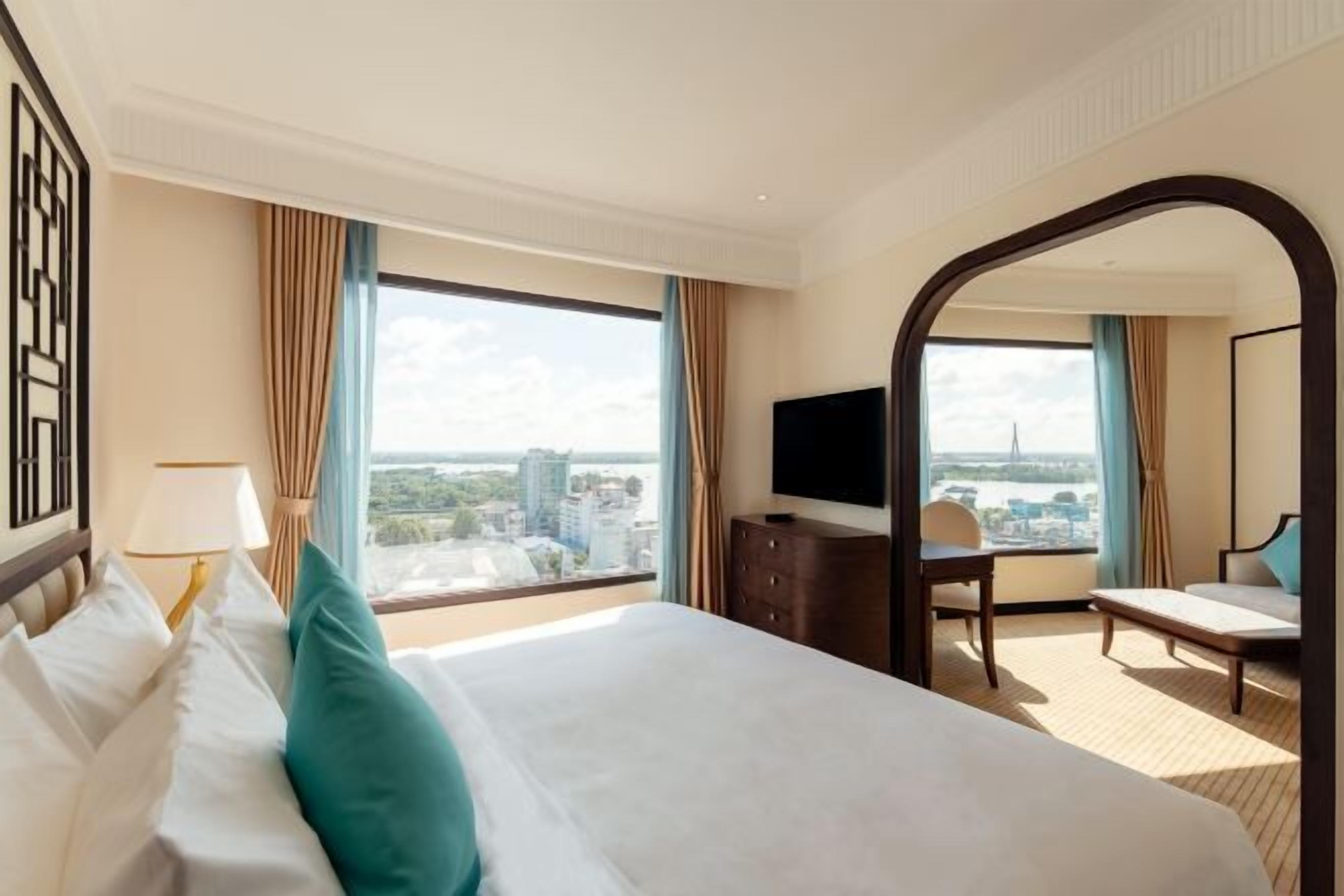 Minibar, caja de seguridad en la habitación y escritorio 