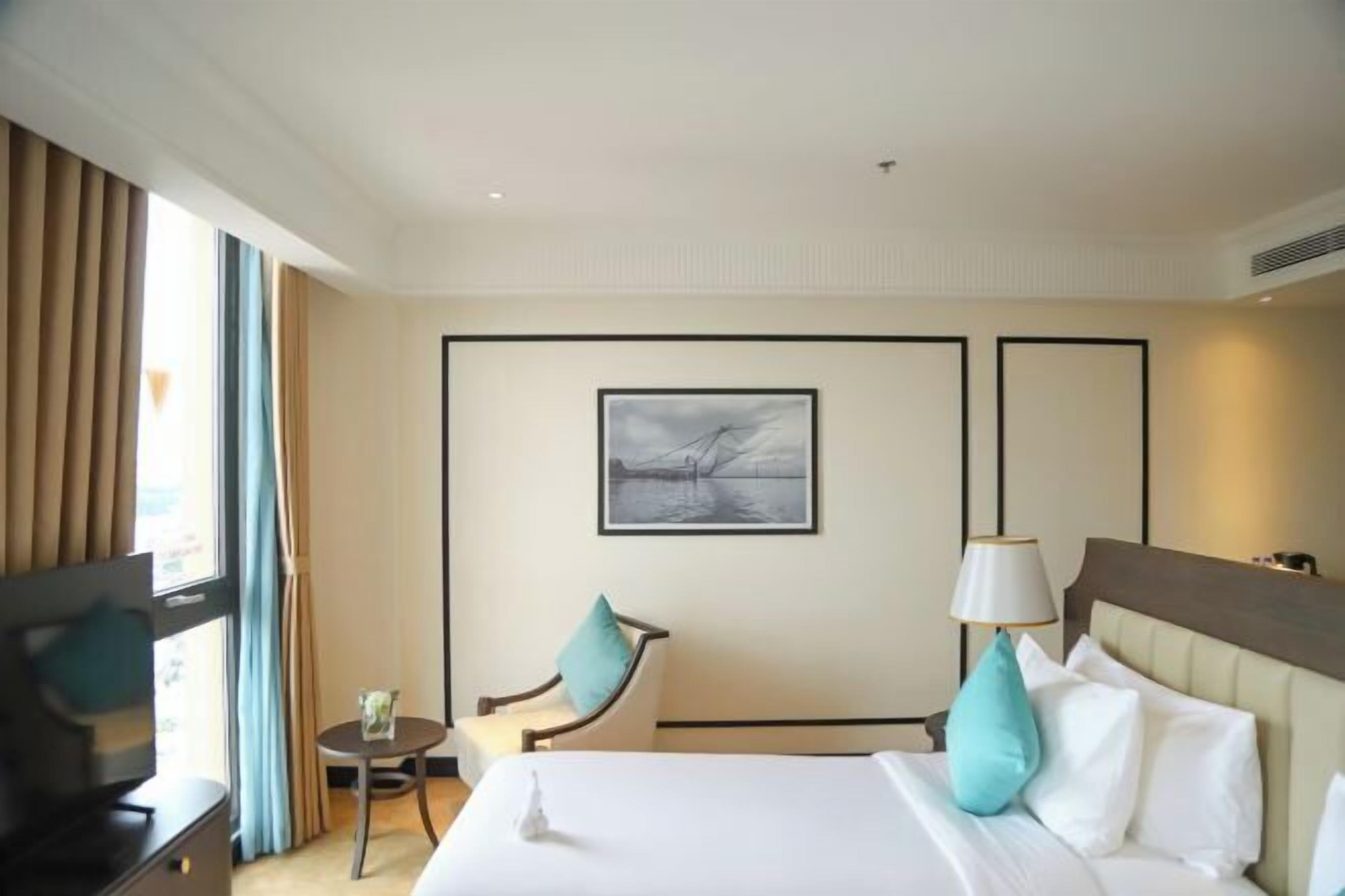 Minibar, caja de seguridad en la habitación y escritorio 