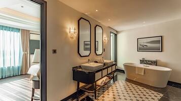 Un bagno moderno con una vasca freestanding, due lavabi e un grande specchio.