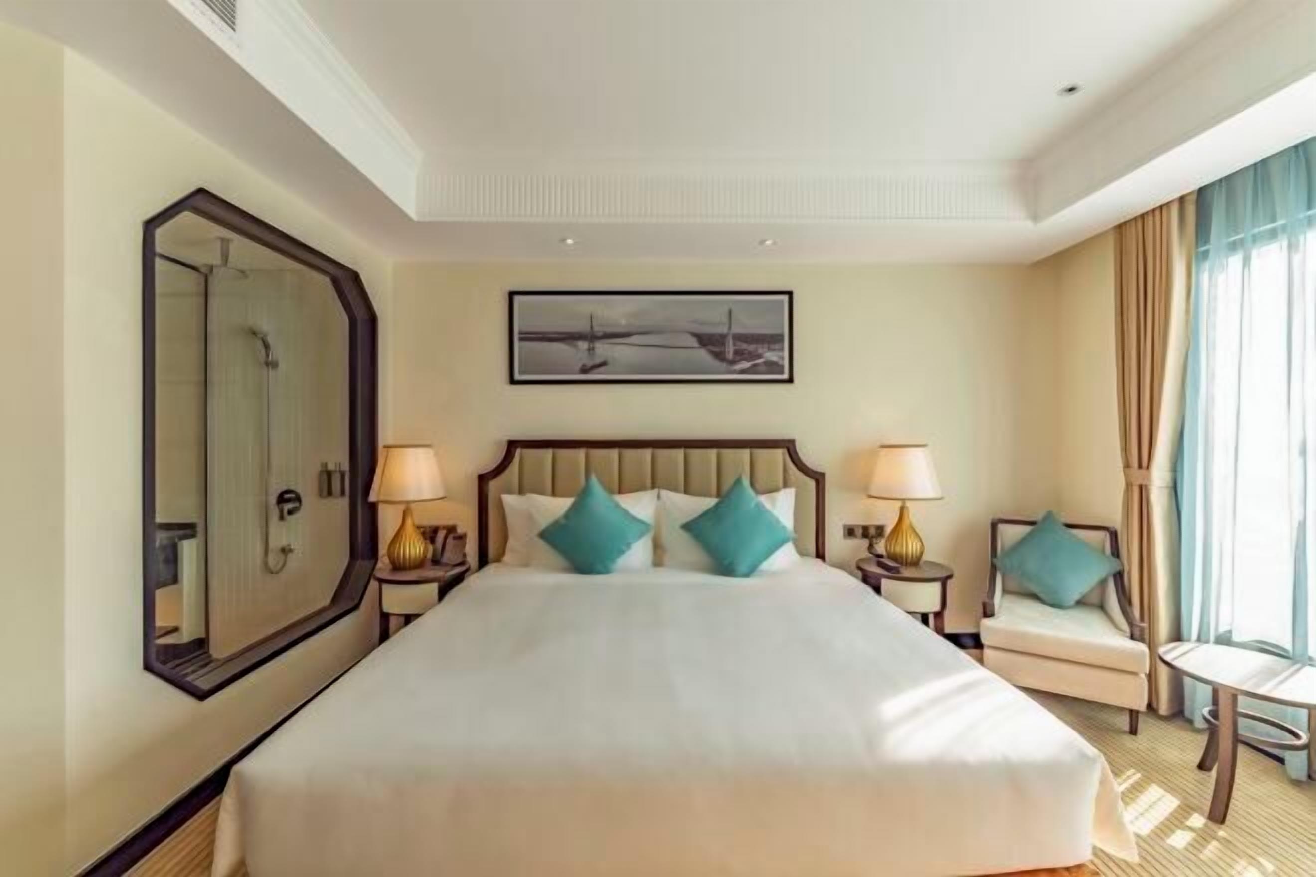 Minibar, caja de seguridad en la habitación y escritorio 