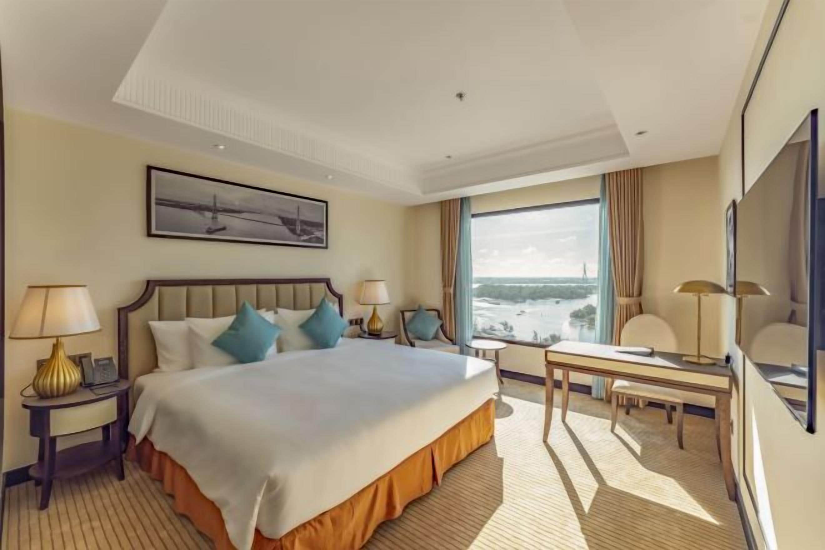 Minibar, caja de seguridad en la habitación y escritorio 