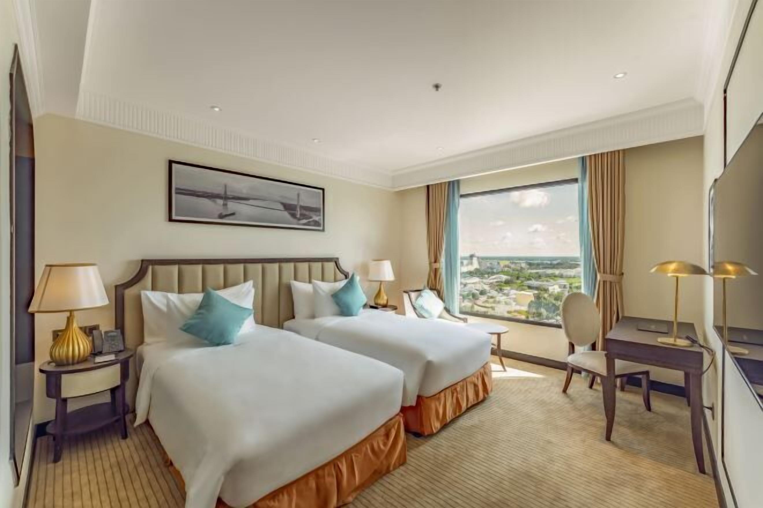 Minibar, caja de seguridad en la habitación y escritorio 