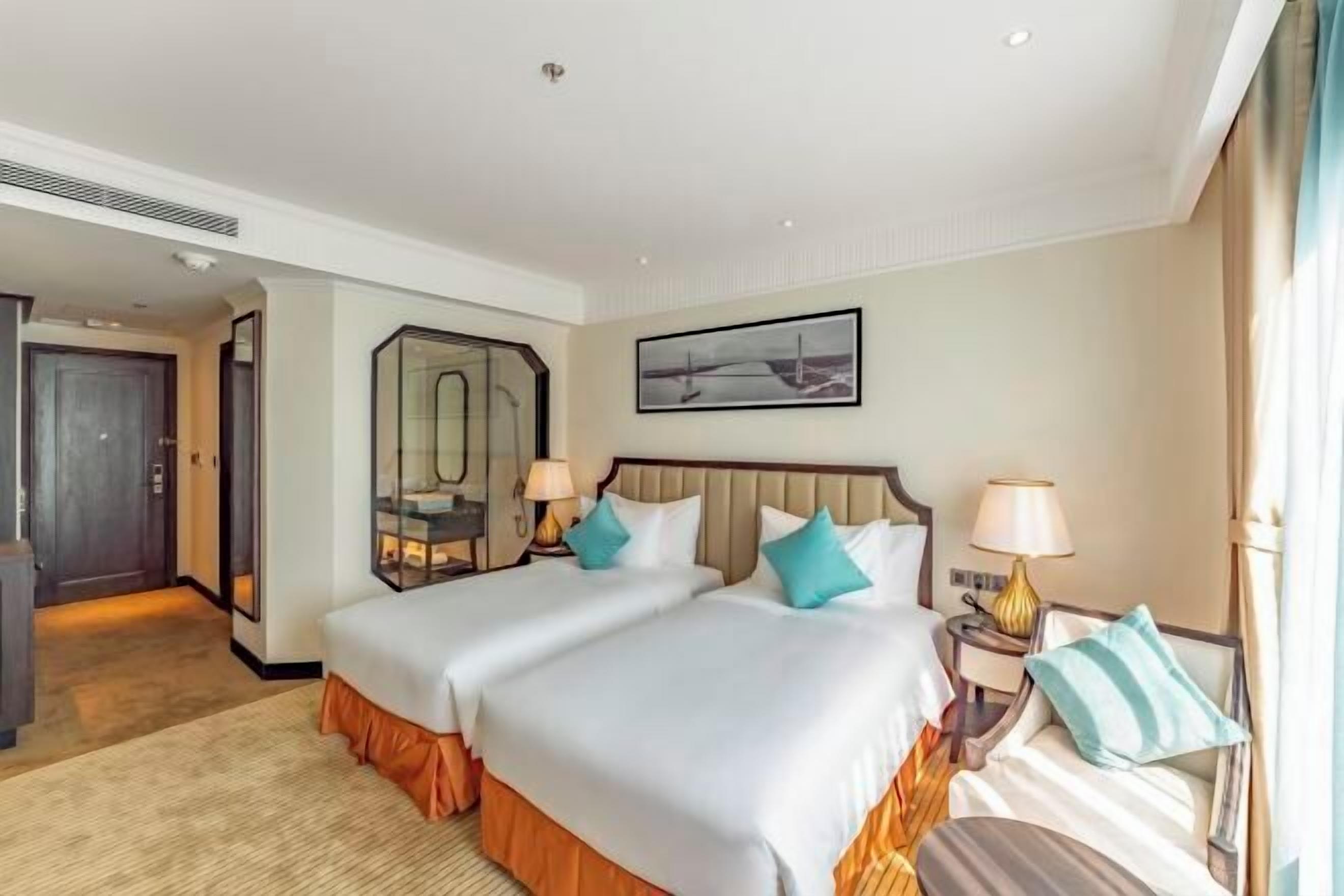 Minibar, caja de seguridad en la habitación y escritorio 