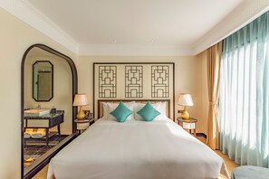 Suite panorámica, para no fumadores | Caja de seguridad en la habitación, escritorio y cortinas blackout 