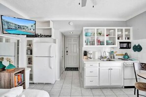 Een koelkast, een koffiezetapparaat/waterkoker