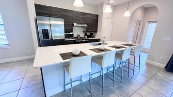 House, Multiple Beds (210BP - Balmoral Resort) | Private kitchen