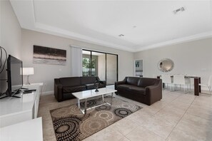 Living area - 222mcv - Balmoral Resort (Haines City)