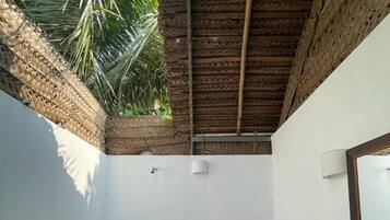 Executive Suite | Bathroom | Free toiletries