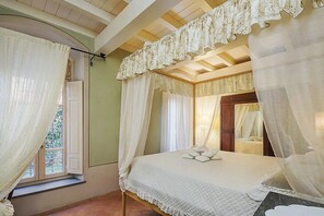 10 bedrooms, desk, iron/ironing board, free WiFi