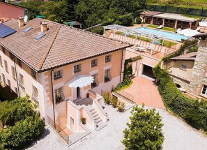 Exterior - Villa Dolceamara: An elegant three-story villa situated in a quiet location, a few minutes from the town center, with Free WI-FI. (Camaiore)
