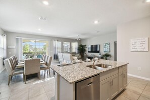 Hus - flera sängar (7704OML-Solterra Resort) | Interiör