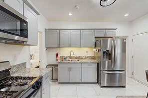 Refrigerador, microondas, horno, placa de cocina