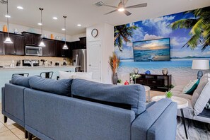 Apartment, Mehrere Betten (8940ADL-Windsor at Westside) | Wohnbereich