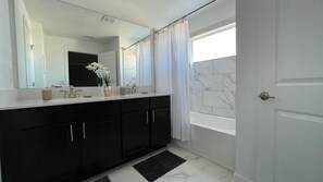 Apartamento, varias camas (1094SSP - The Retreat at ChampionsGat) | Baño