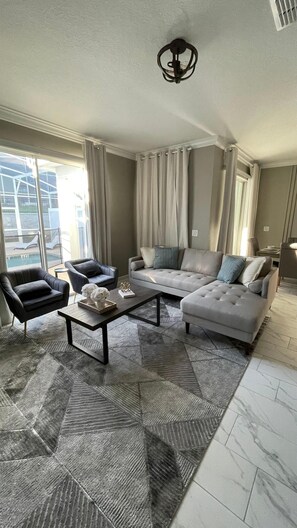 คอนโด, หลายเตียง (1094SSP - The Retreat at ChampionsGat) | บริเวณนั่งเล่น