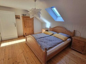 3 habitaciones, escritorio y tabla de planchar con plancha 