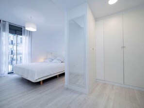 3 makuuhuonetta, työpöytä, internet