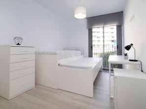 3 bedrooms, desk, internet
