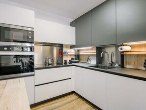 Mikrowelle, Ofen, Geschirrspüler, Toaster