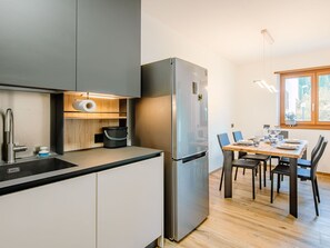 Mikrowelle, Ofen, Geschirrspüler, Toaster