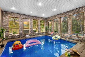 Una piscina cubierta, una piscina climatizada