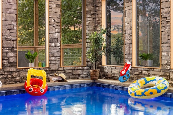 Una piscina cubierta, una piscina climatizada