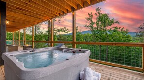 Outdoor spa tub - Hidden Gem Masterpiece By Ghosal Luxury Lodging (Gatlinburg)
