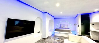 Central Greek Suite with private entrance&yard
