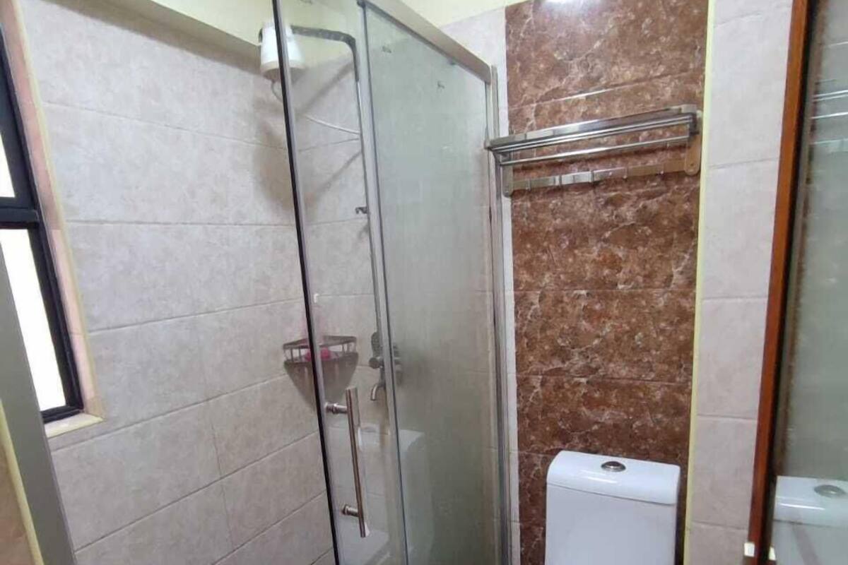 Ducha, artículos de tocador gratuitos, bidet, toallas