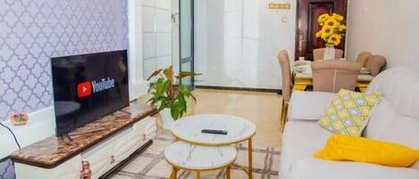 Lägenhet City | Vardagsrum | 24-tums smart-tv med digitalkanaler