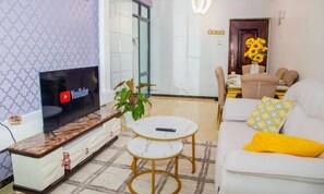 Leilighet – city | Oppholdsområde | En 24-tommers smart-TV med digitale kanaler