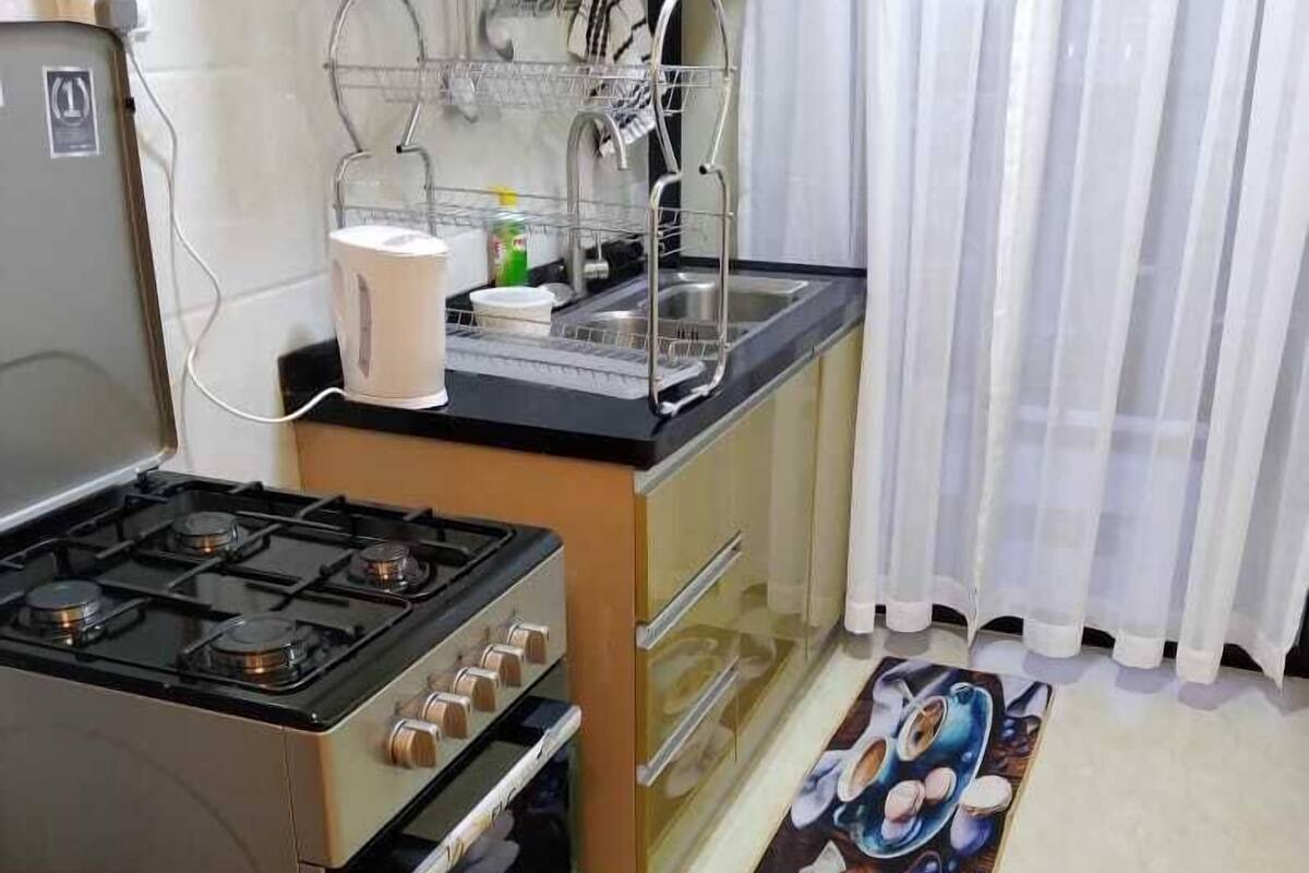 Refrigerador, microondas, utensilios de cocina