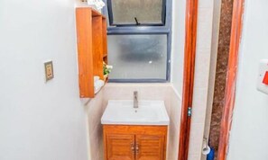 Appartement Ville | Salle de bain | Douche, articles de toilette (gratuits), bidet, serviettes fournies