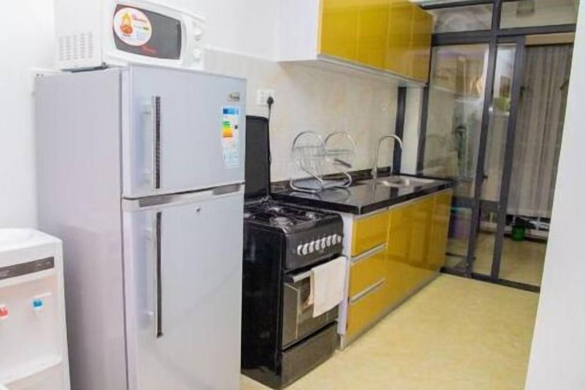 Refrigerador, microondas, utensilios de cocina