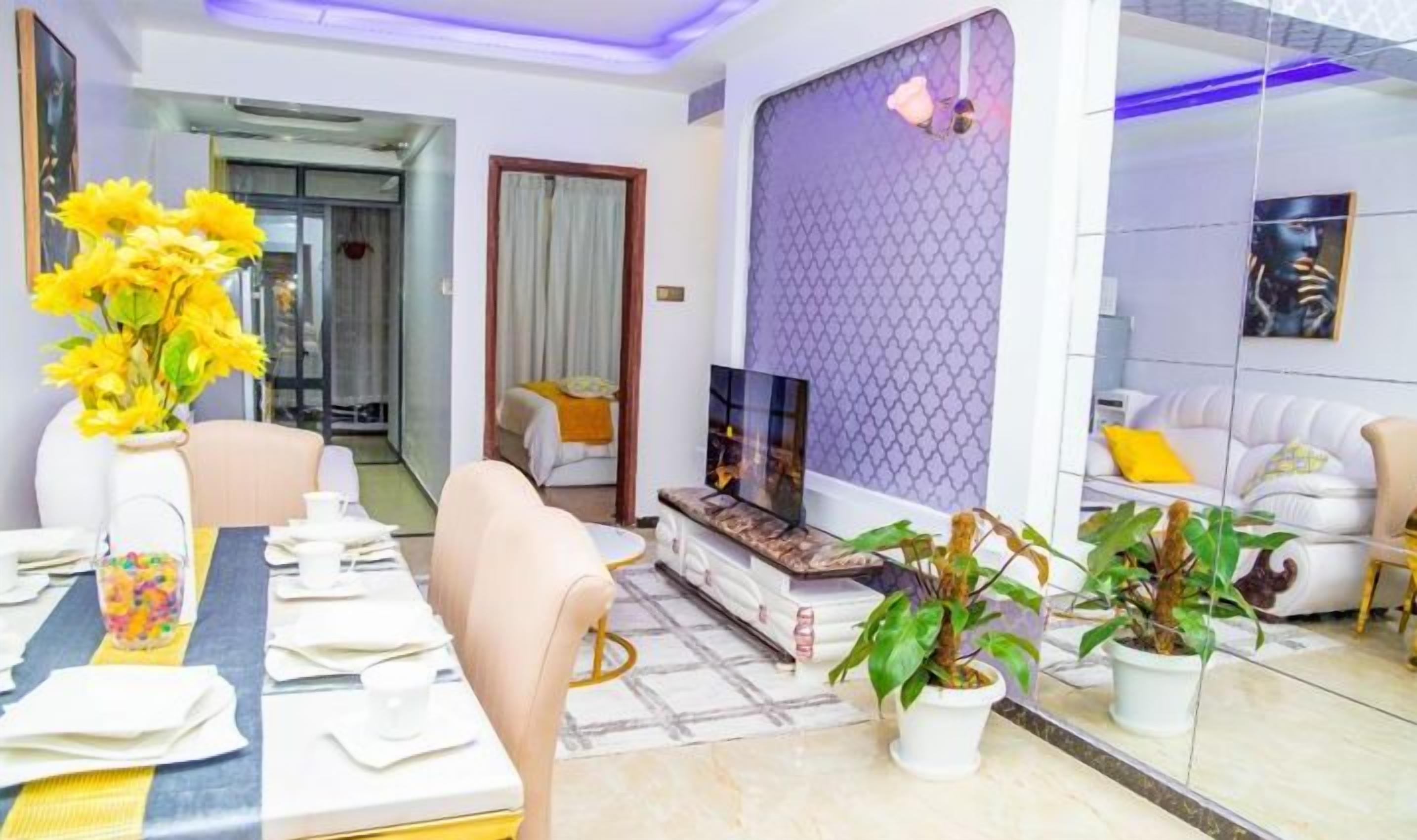 City appartement | Woonruimte | Een 24-inch smart-tv met digitale zenders