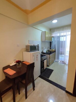 Appartement Confort | Cuisine privée | Réfrigérateur, four à micro-ondes, vaisselle et ustensiles