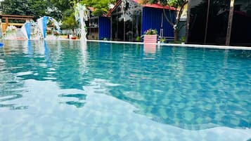 Outdoor pool, lifeguards on site