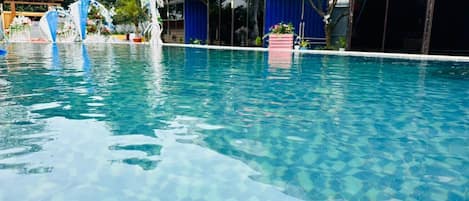 Una piscina al aire libre, guardavidas en la propiedad