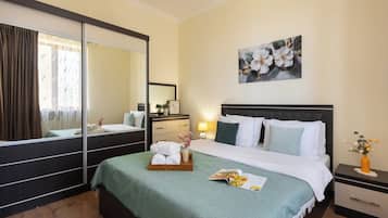 Apartamento económico | Ropa de cama de alta calidad y tabla de planchar con plancha