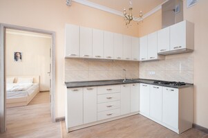 Eenvoudig appartement | Privékeuken | Een koelkast, een kookplaat, een waterkoker, een bakplaat