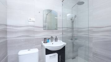 Economy-Apartment | Badezimmer | Dusche, Haartrockner, Hausschuhe, Handtücher