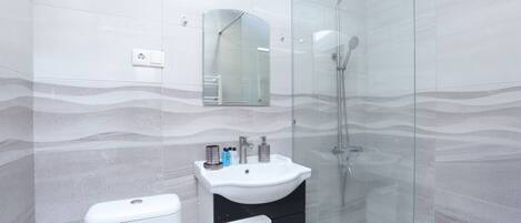 Appartement économique | Salle de bain | Douche, séchoir à cheveux, pantoufles, serviettes fournies