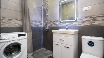 Basic Apartment | Bathroom