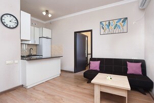 Economy appartement | Woonruimte | Een televisie