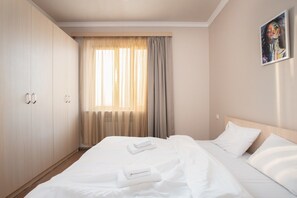 Eenvoudig appartement | Luxe beddengoed, een strijkplank/strijkijzer, babybedden, extra bedden