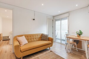 家庭公寓 | 起居区 | 43-英寸智能电视（配备数码频道）