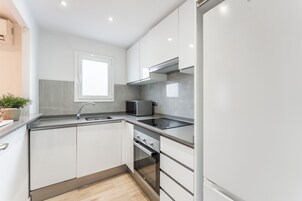 Family Apartment | Private kitchen | Full-size fridge, microwave, oven, stovetop