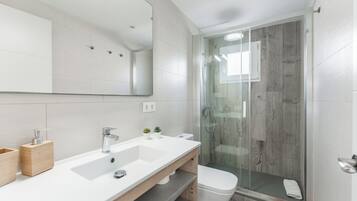 Departamento familiar | Baño | Regadera, regadera tipo lluvia, secadora de cabello, toallas