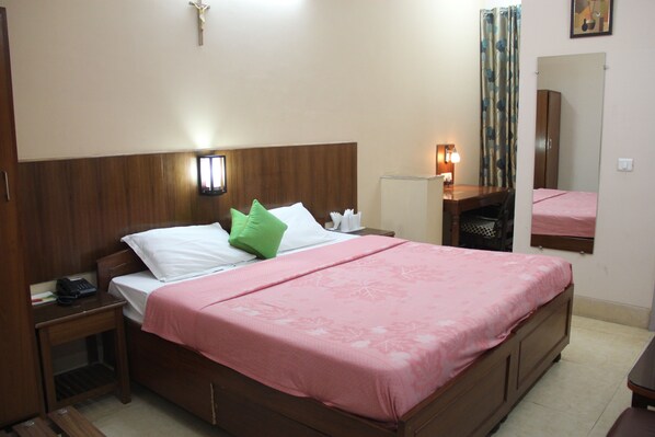 Dobbelt- eller tomannsrom – executive | Safe på rommet, lydisolert, strykejern/-brett og wi-fi (inkludert)