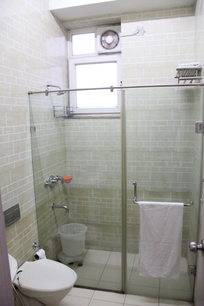 Deluxe-Zimmer | Badezimmer | Hausschuhe